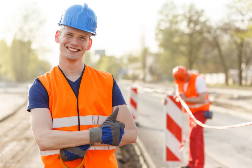 Ein lächelnder Azubi in der Straßenbauer Ausbildung