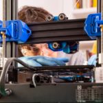 Azubi (Verfahrensmechaniker Ausbildung) beim Bedienen einer Maschine.