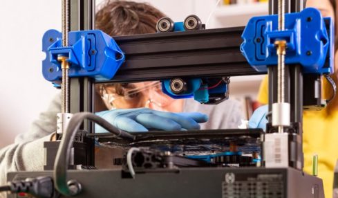 Azubi (Verfahrensmechaniker Ausbildung) beim Bedienen einer Maschine.