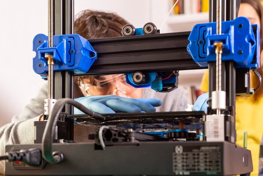Azubi (Verfahrensmechaniker Ausbildung) beim Bedienen einer Maschine.