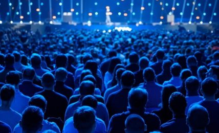 Viele Zuschauer bei blauem Licht auf einem vollen Event