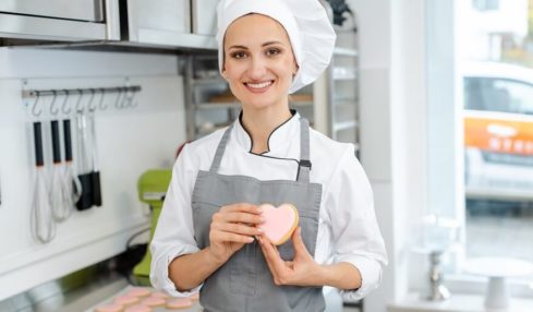 Eine Konditor-Azubine hält ein Butter-Herz in den Händen