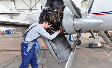Ein Leichtflugzeugbauer-Azubi beim Check eines Kleinflugzeugs.