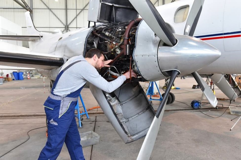 Ein Leichtflugzeugbauer-Azubi beim Check eines Kleinflugzeugs.