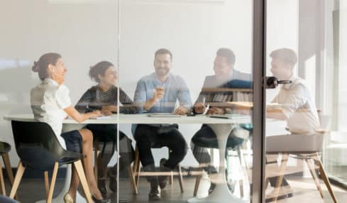 Besprechung des Betriebsrat im Büro hinter verschlossenen Türen