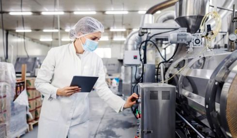 Eine Azubine bei der Qualitätskontrolle in der Milchtechnologe Ausbildung