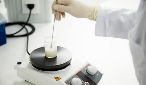 Eine Mitarbeiterin beim Erstellen einer Milchprobe bei der milchwirtschaftlicher Laborant Ausbildung