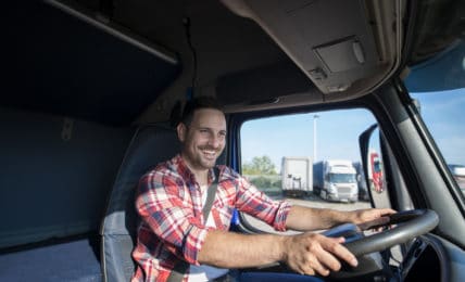 Lkw-Fahrer in der Fahrerkabine