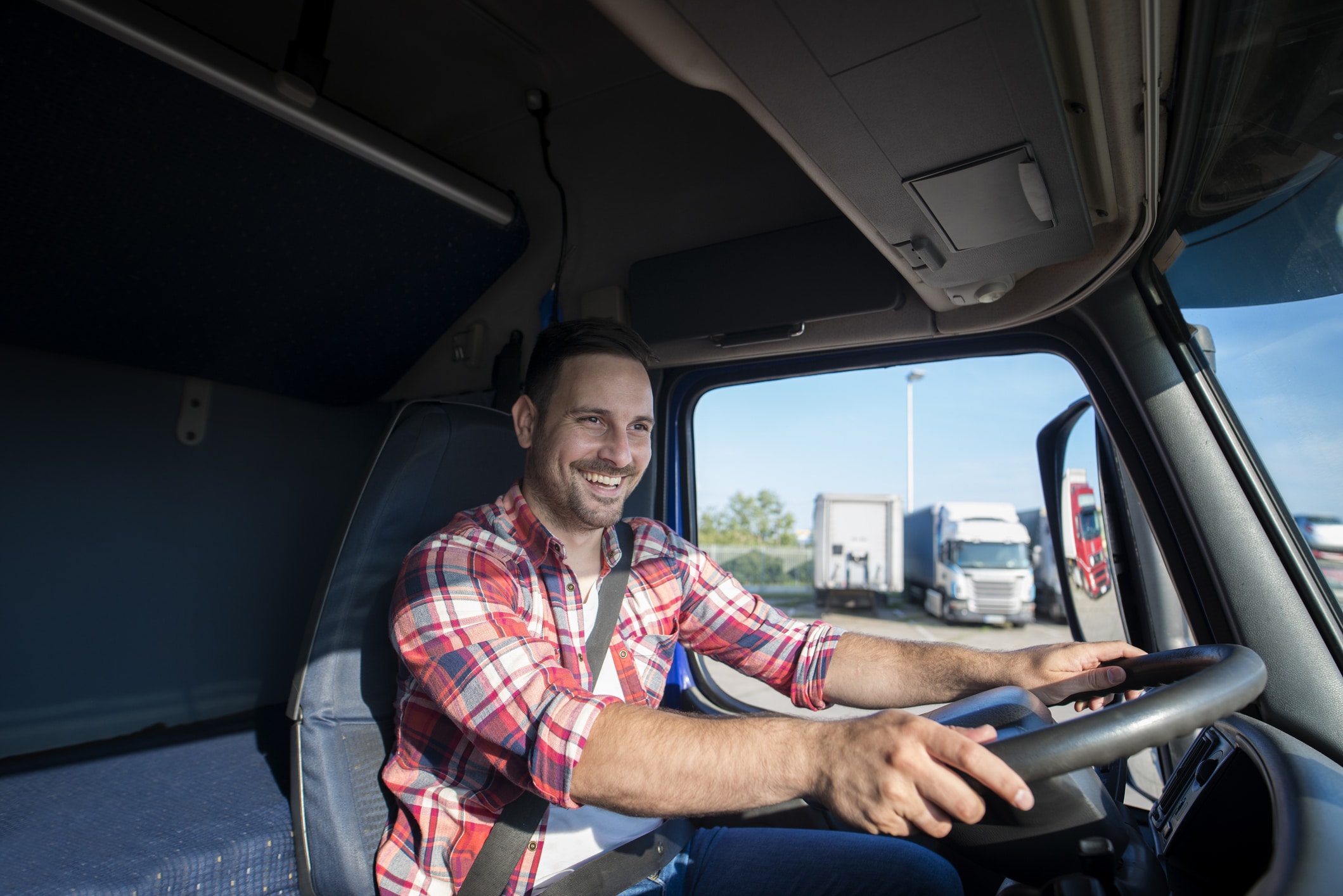 Lkw-Fahrer in der Fahrerkabine
