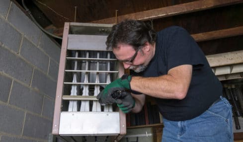 Ein Ofen- und Luftheizungsbauer bei der Installation einer Gas-Heizung