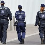 3 Polizeikräfte nach der Polizist Ausbildung