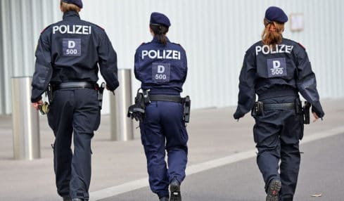 3 Polizeikräfte nach der Polizist Ausbildung