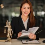 Eine angehende Notarfachangestellte am Schreibtisch während der Ausbildung