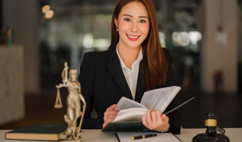 Eine angehende Notarfachangestellte am Schreibtisch während der Ausbildung