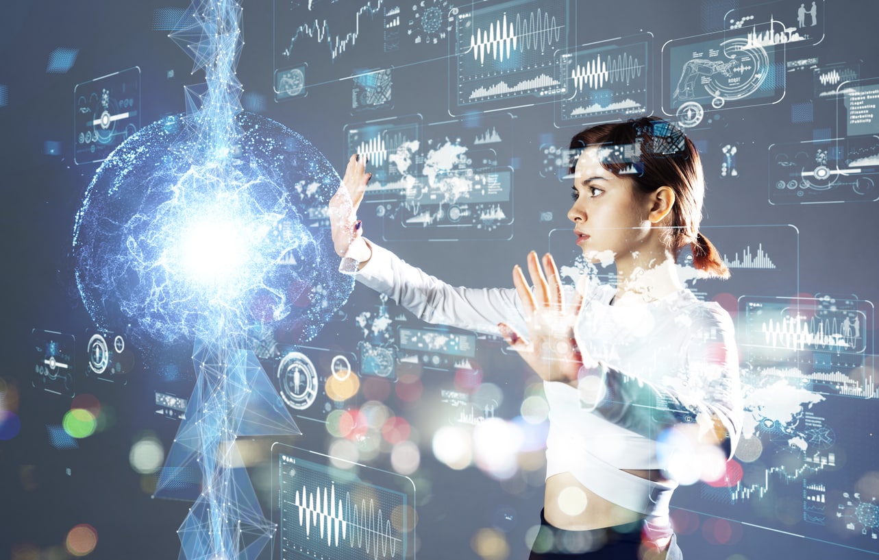 Frau verschiebt virtuelle Hologramme in digitaler Welt