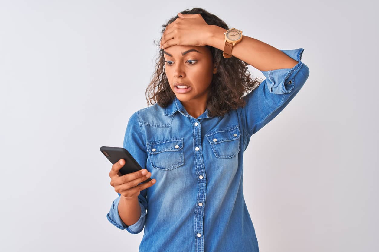 One Click Bewerbung klappt bei junger Frau mit Smartphone in der Hand nicht