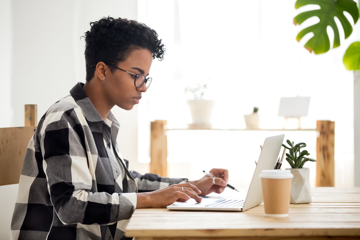 Studentin tippt am Laptop Praktikumsbericht