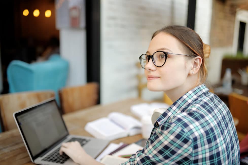 Studentin schreibt am Laptop Praktikumsbericht