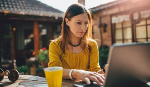 Frau arbeitet im Ausland im Homeoffice