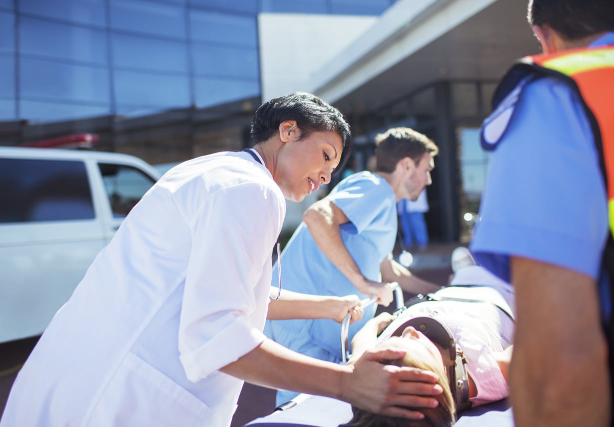 Krisensicherer Job: Ärztin im Rettungsdienst begleitet Patienten in Krankhaus