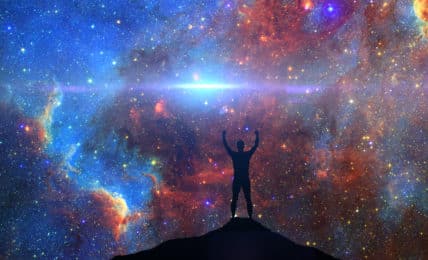 Karriere-Horoskop 2023 Mann steht vor buntem nächtlichen Sternenhimmel