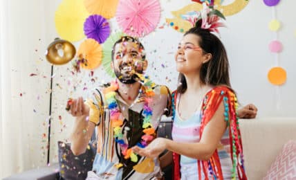 Kollegen feiern Fasching im Büro