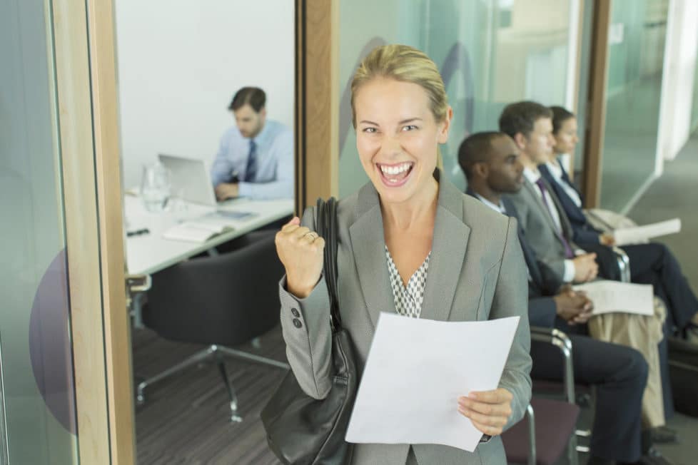 Frau hat den Job nach Bewerbungsgespräch bekommen