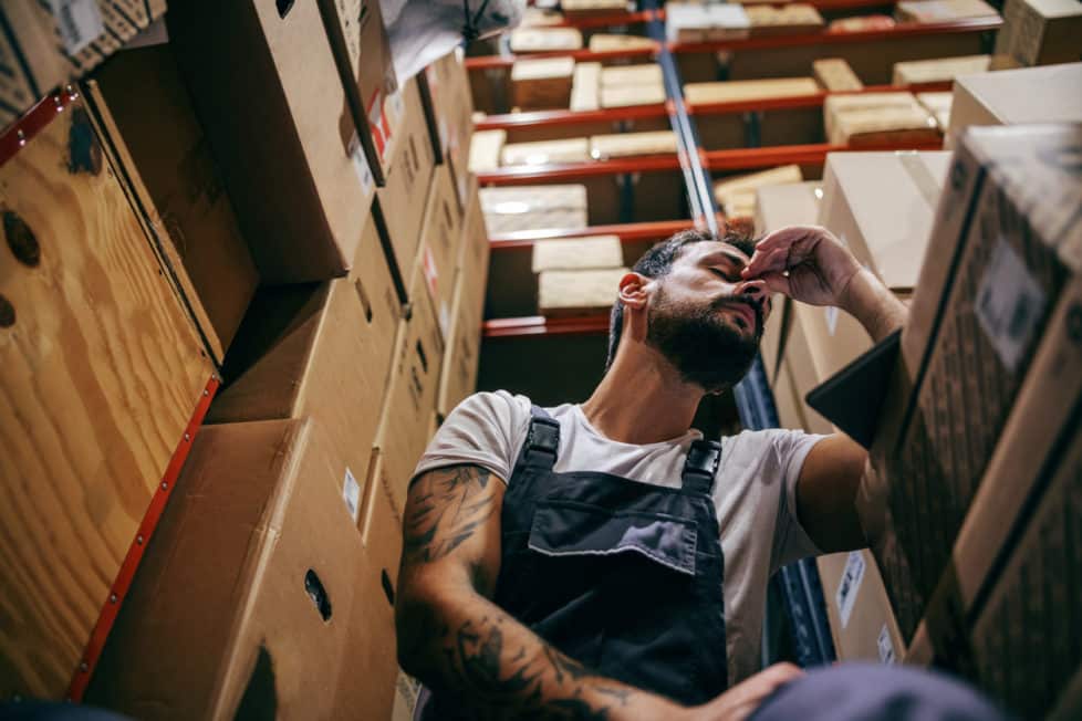 Depressiver Mann bei der Arbeit