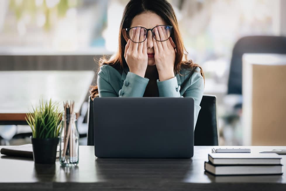 Depressive Frau bei der Arbeit