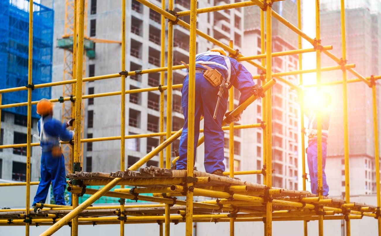 Bauarbeiter arbeiten auf Gerüst - Mindestlohn