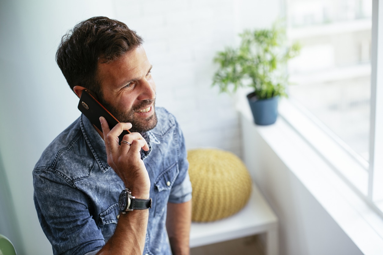 Mann telefoniert und zieht seine Bewerbung zurück