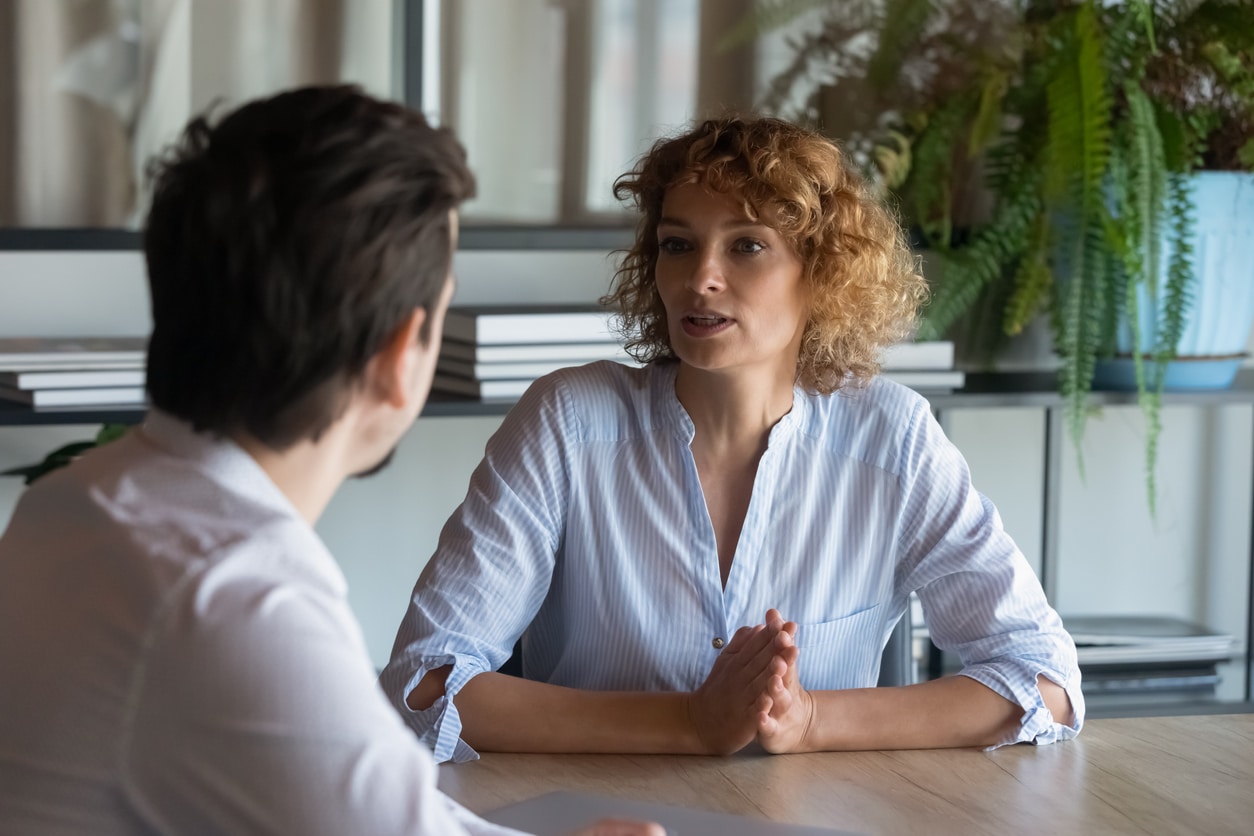 Junge Arbeitnehmerin in ernstem Gespräch - Bewerbung zurückziehen