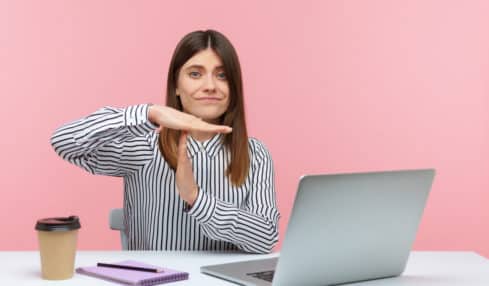 Frau stoppt Zeit und gönnt sich Pause