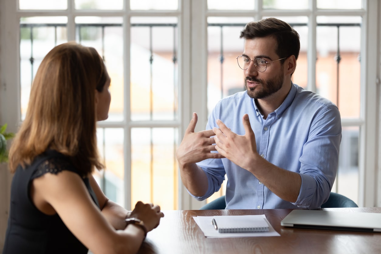 Diskussion beim Mitarbeitergespräch