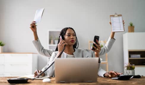 Frau betreibt Multitasking bei der Arbeit