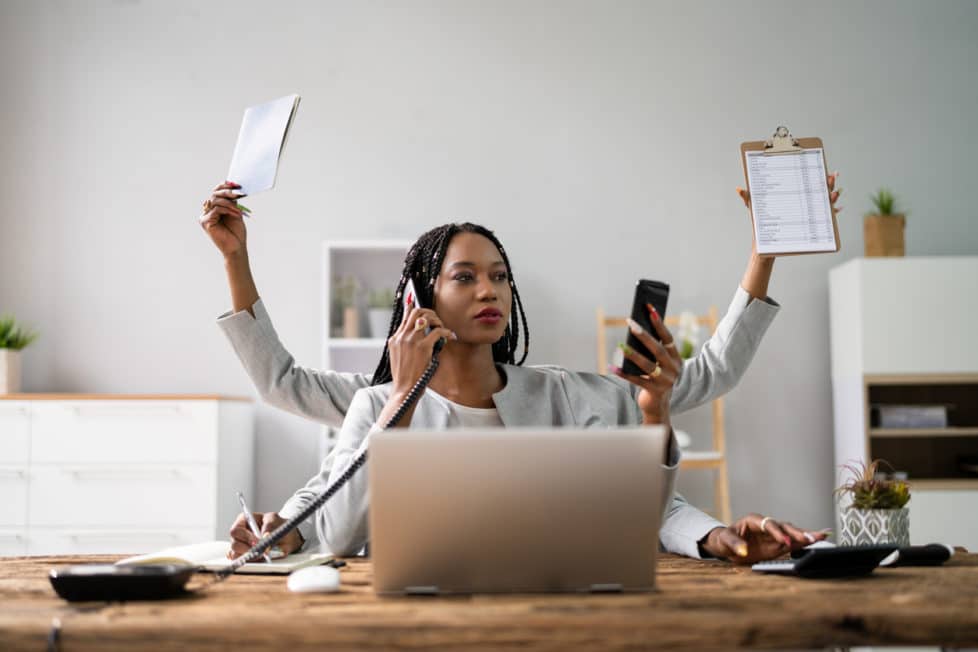 Frau betreibt Multitasking bei der Arbeit