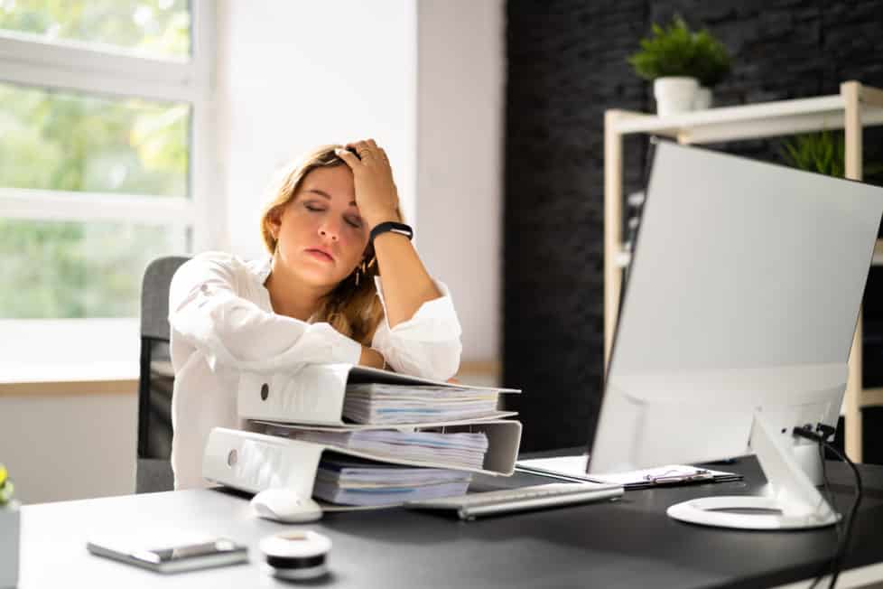 Frau ist gestresst bei der Arbeit