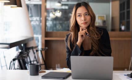 Frau sitzt vor Laptop und hat Jobfrust