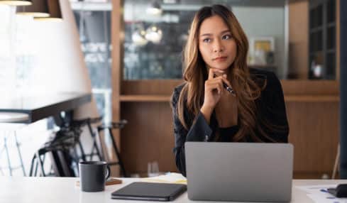 Frau sitzt vor Laptop und hat Jobfrust