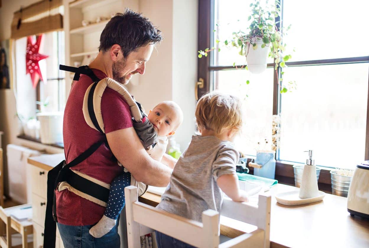 Recht auf Teilzeit - Vater mit zwei kleinen Kindern zuhause in der Küche