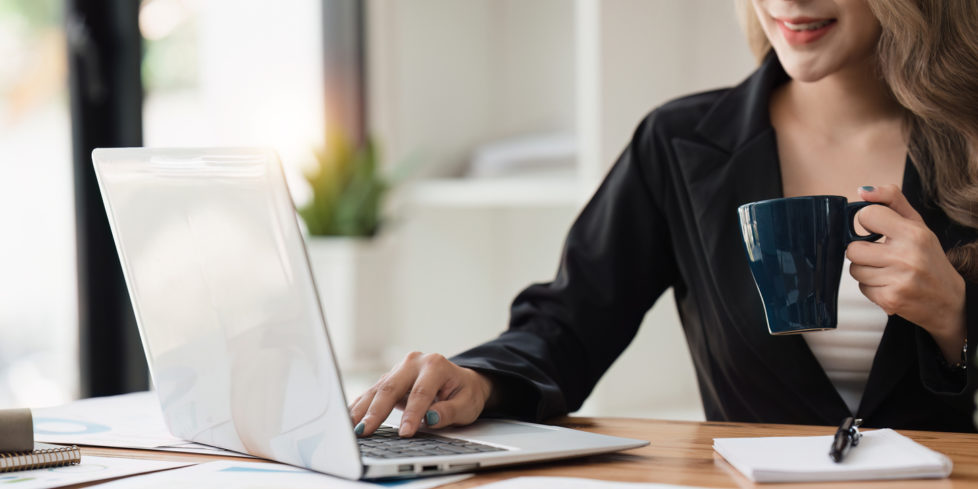 Junge Frau checkt am Laptop ihren Gehaltsnachweis