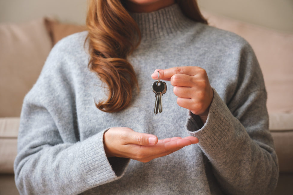 Junge Frau erhält dank Gehaltsnachweis Schlüssel für Wohnung